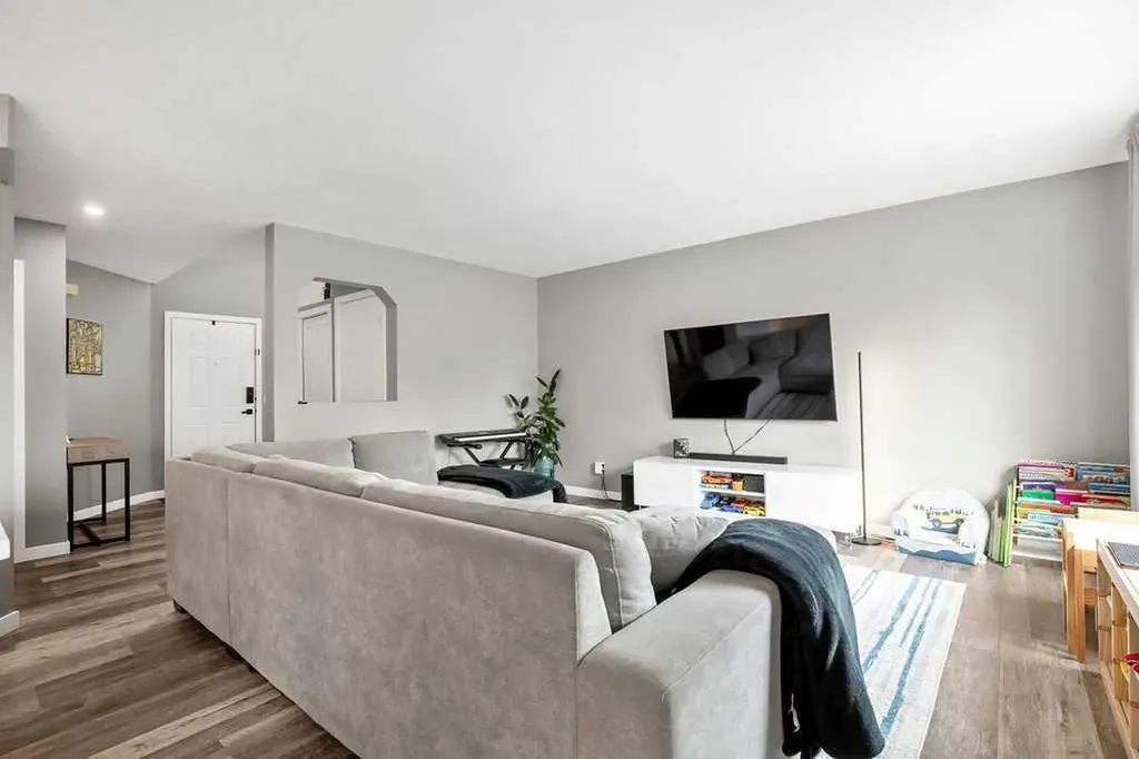 141 Somerset Circle SW Calgary AB T2Y 3P7