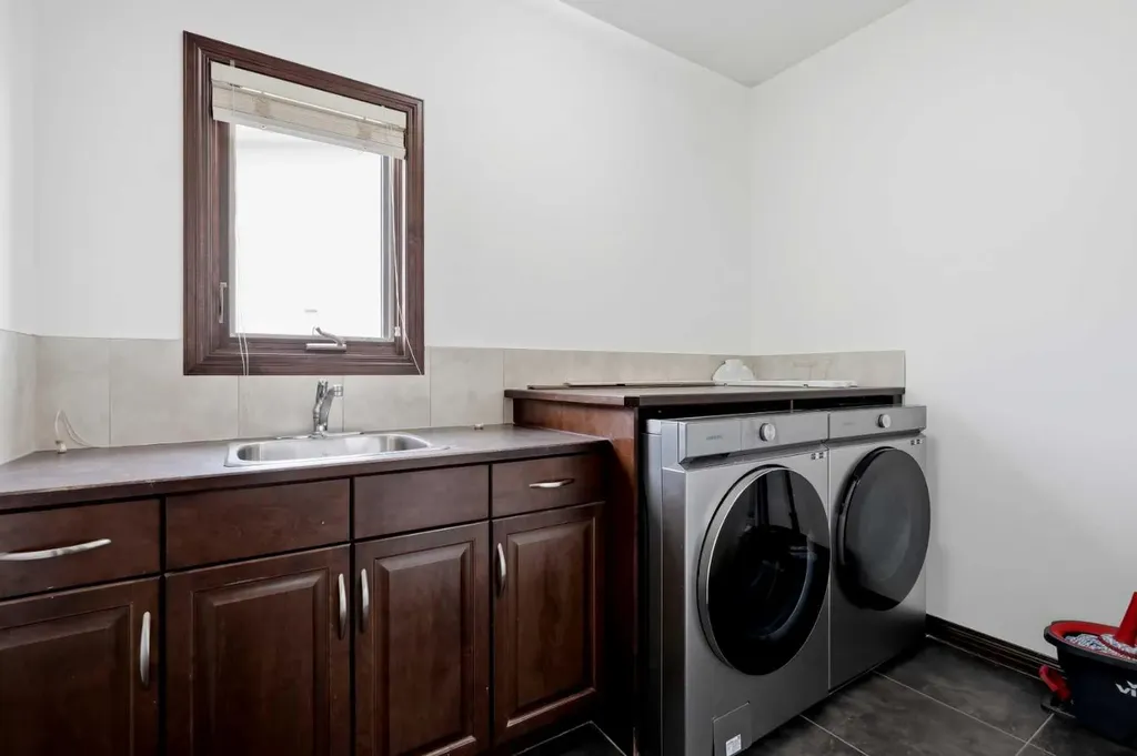 236 Parkmere Court NW Chestermere AB T1X 1V6