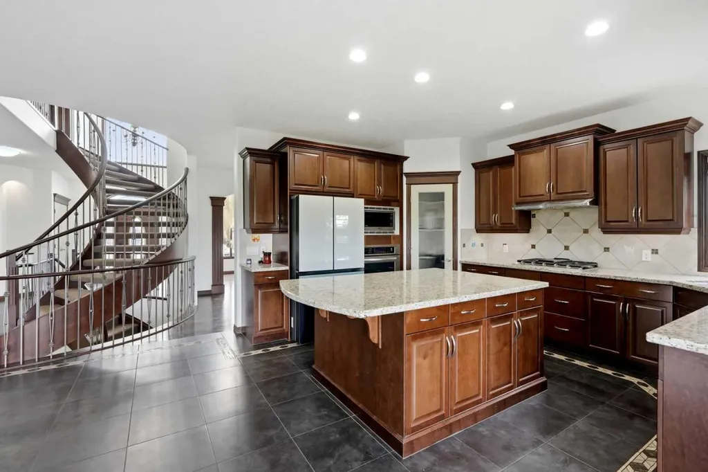 236 Parkmere Court NW Chestermere AB T1X 1V6