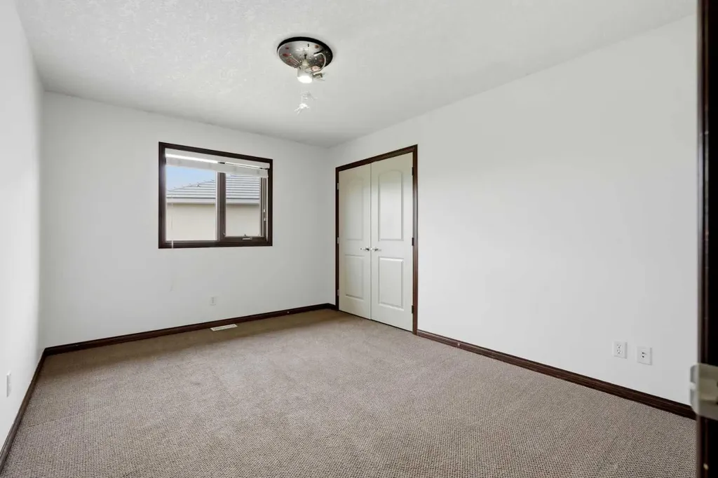 236 Parkmere Court NW Chestermere AB T1X 1V6
