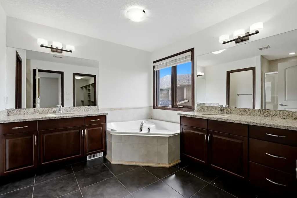 236 Parkmere Court NW Chestermere AB T1X 1V6