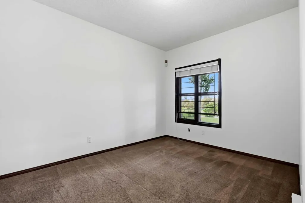 236 Parkmere Court NW Chestermere AB T1X 1V6