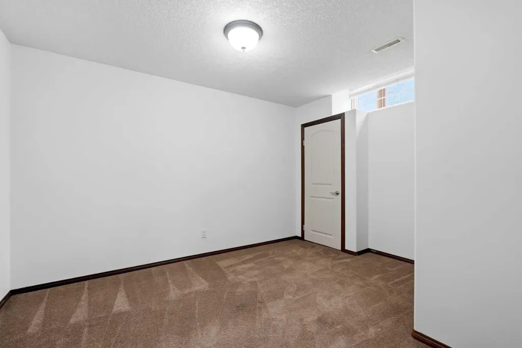 236 Parkmere Court NW Chestermere AB T1X 1V6