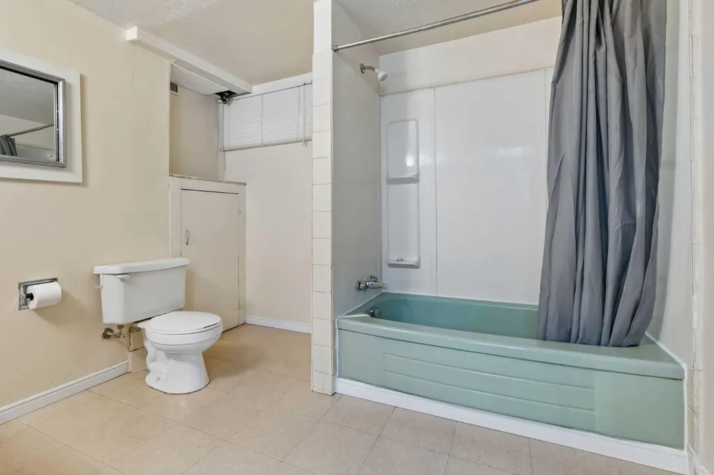 1306 87 Avenue SW Calgary AB T2V 0W3
