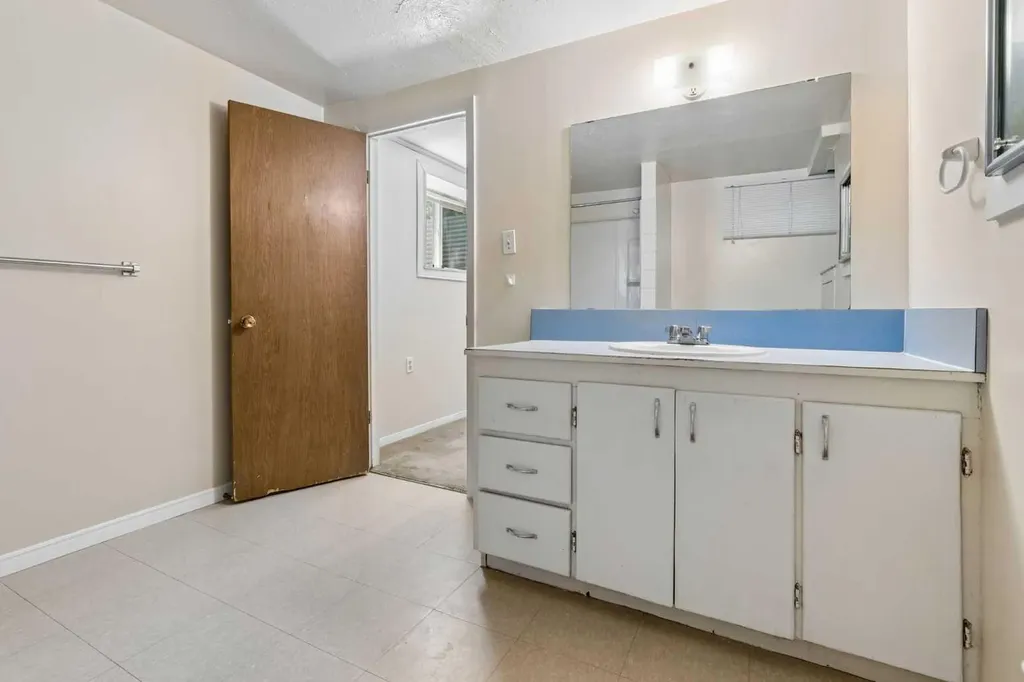 1306 87 Avenue SW Calgary AB T2V 0W3