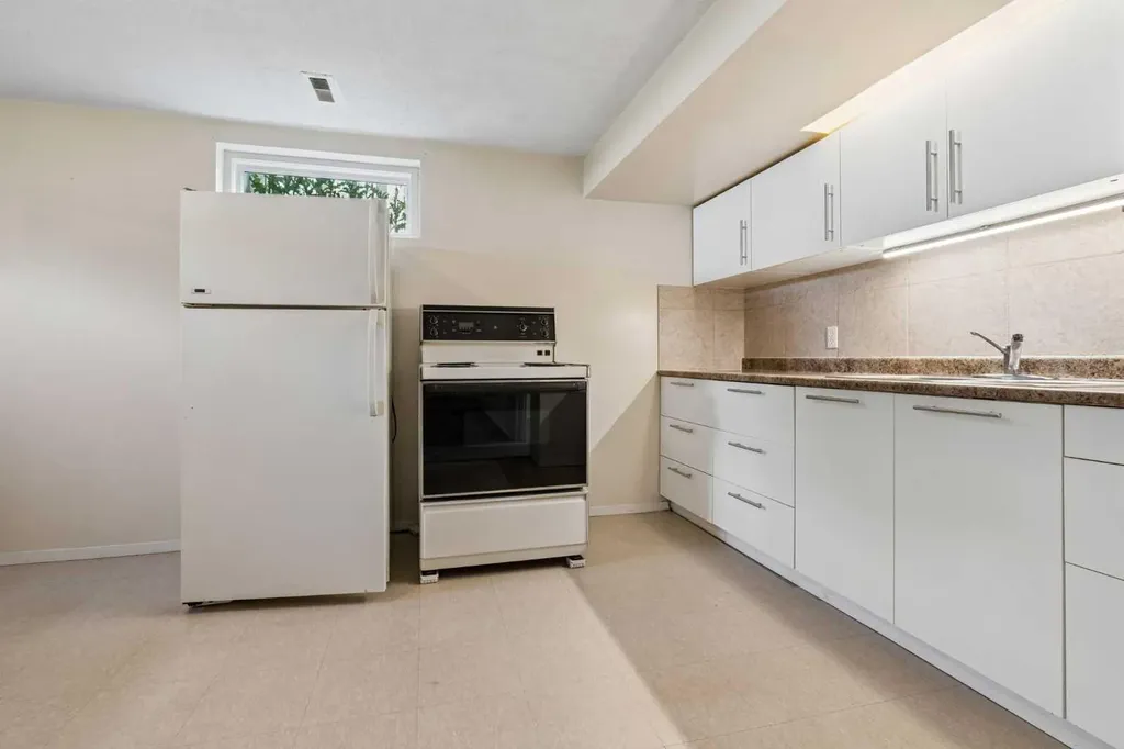 1306 87 Avenue SW Calgary AB T2V 0W3