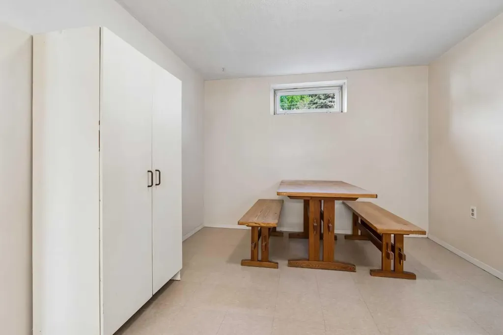 1306 87 Avenue SW Calgary AB T2V 0W3