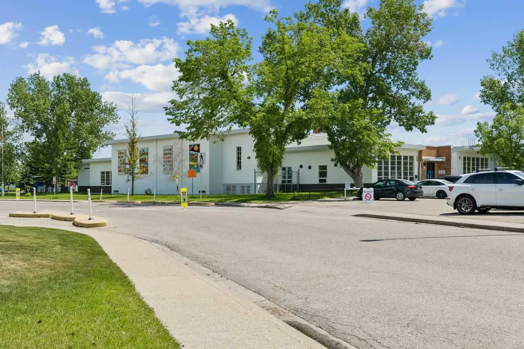 1306 87 Avenue SW Calgary AB T2V 0W3
