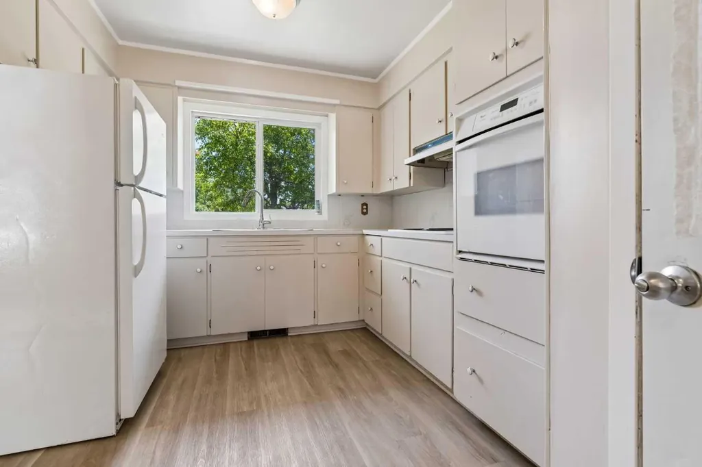 1306 87 Avenue SW Calgary AB T2V 0W3