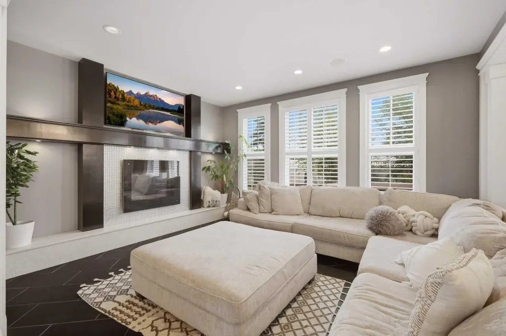 1 Rosewood Rise Sylvan Lake AB T4S 0G3