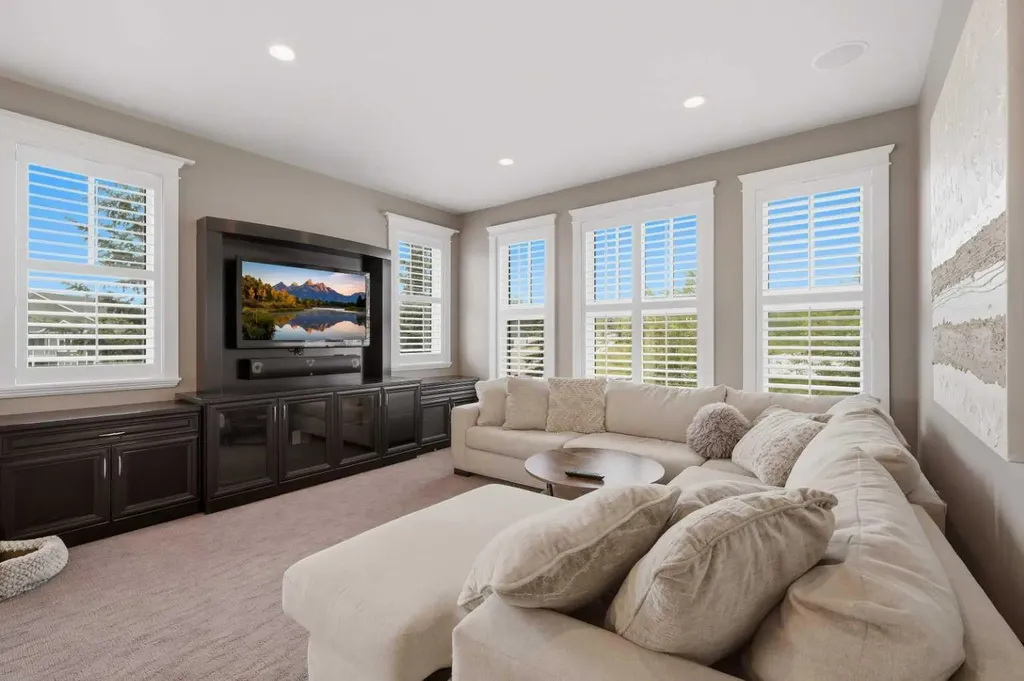 1 Rosewood Rise Sylvan Lake AB T4S 0G3