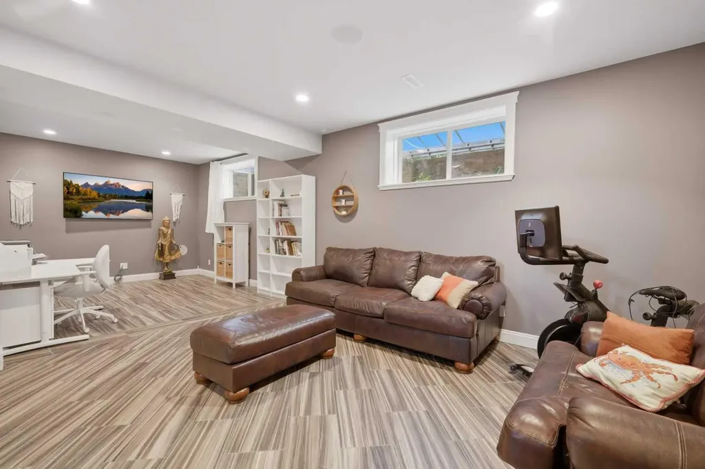 1 Rosewood Rise Sylvan Lake AB T4S 0G3