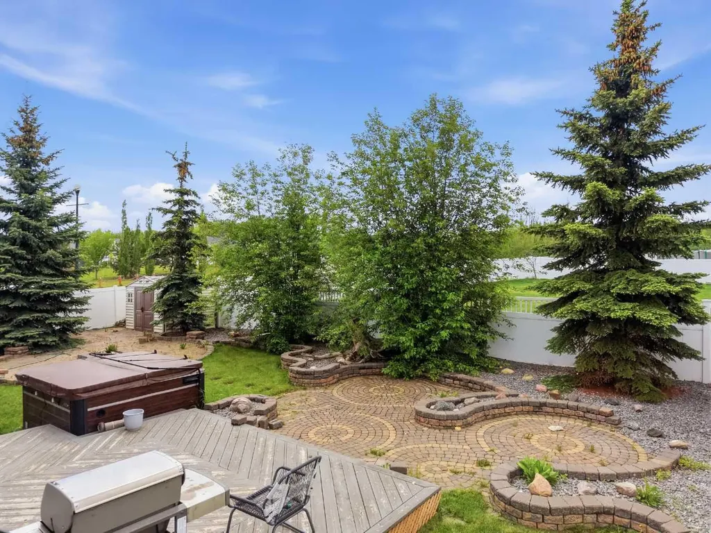 1 Rosewood Rise Sylvan Lake AB T4S 0G3
