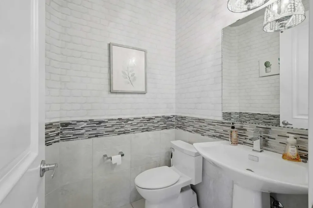 1 Rosewood Rise Sylvan Lake AB T4S 0G3