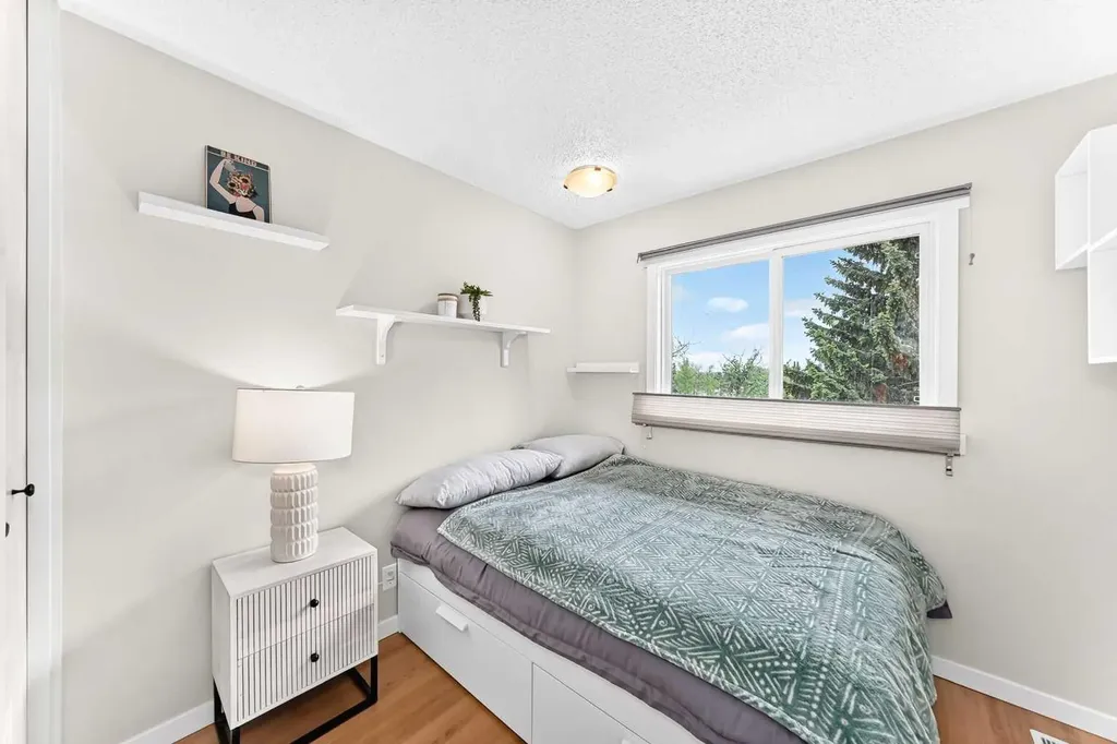 77 Edgeford Way NW Calgary AB T3A2S8