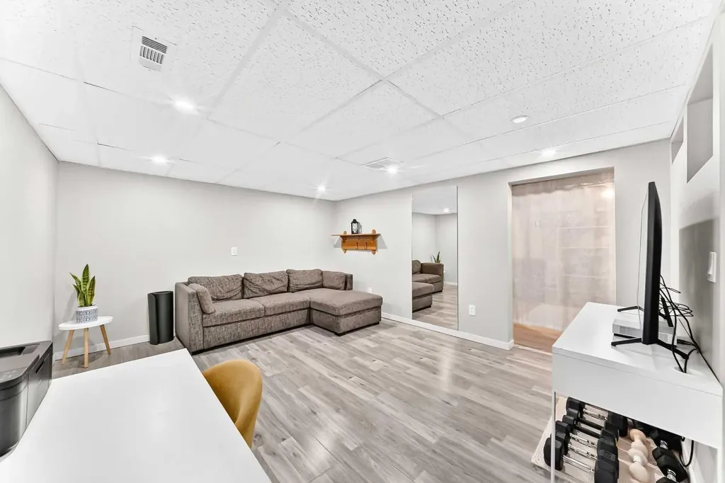 77 Edgeford Way NW Calgary AB T3A2S8