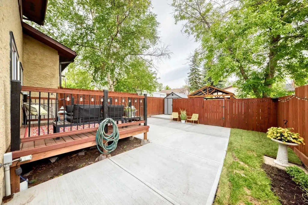 77 Edgeford Way NW Calgary AB T3A2S8