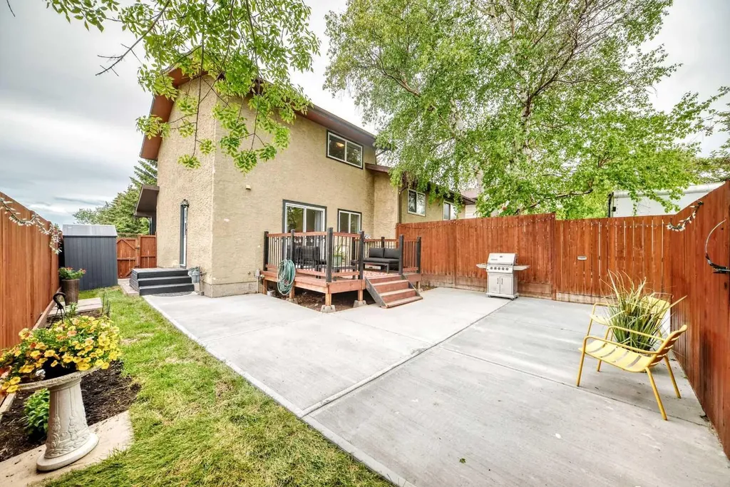 77 Edgeford Way NW Calgary AB T3A2S8