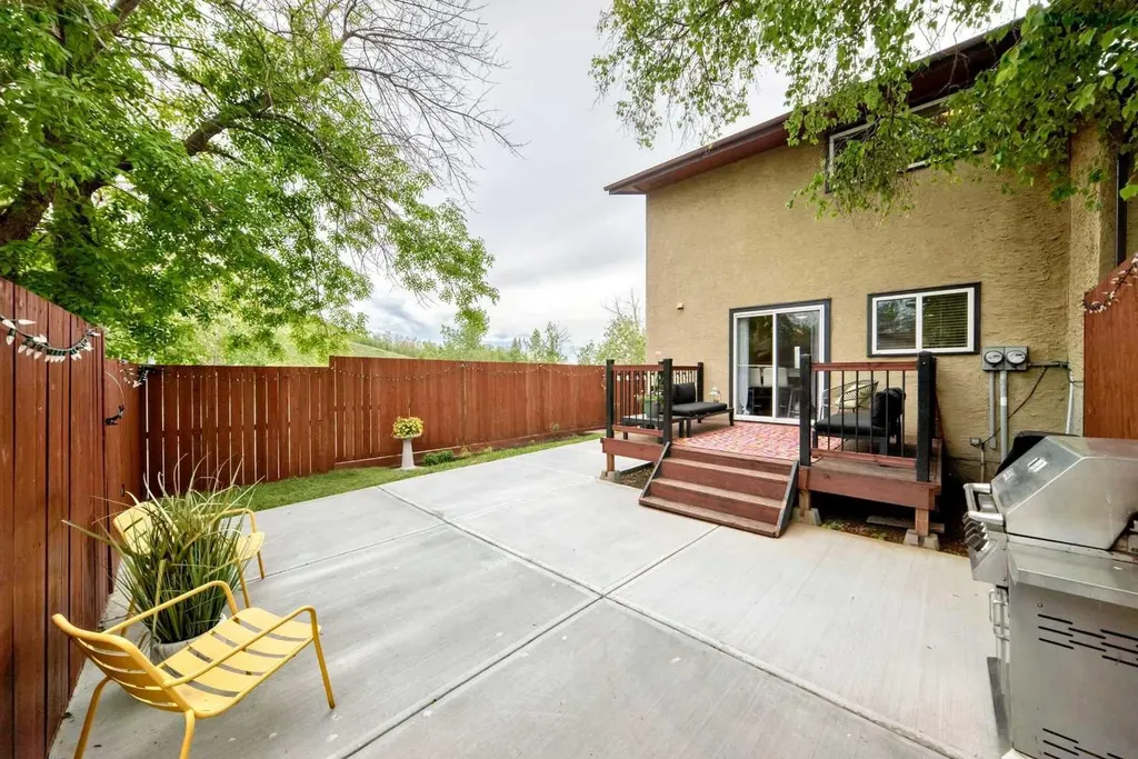 77 Edgeford Way NW Calgary AB T3A2S8