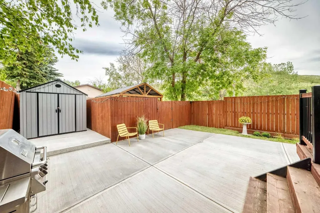 77 Edgeford Way NW Calgary AB T3A2S8