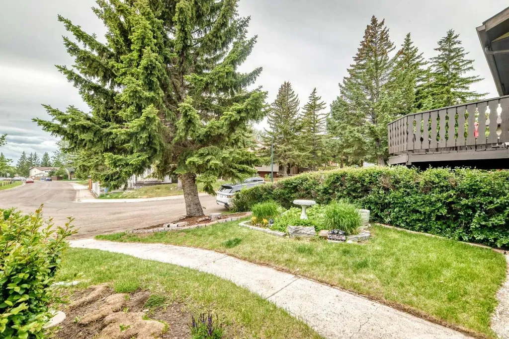 77 Edgeford Way NW Calgary AB T3A2S8