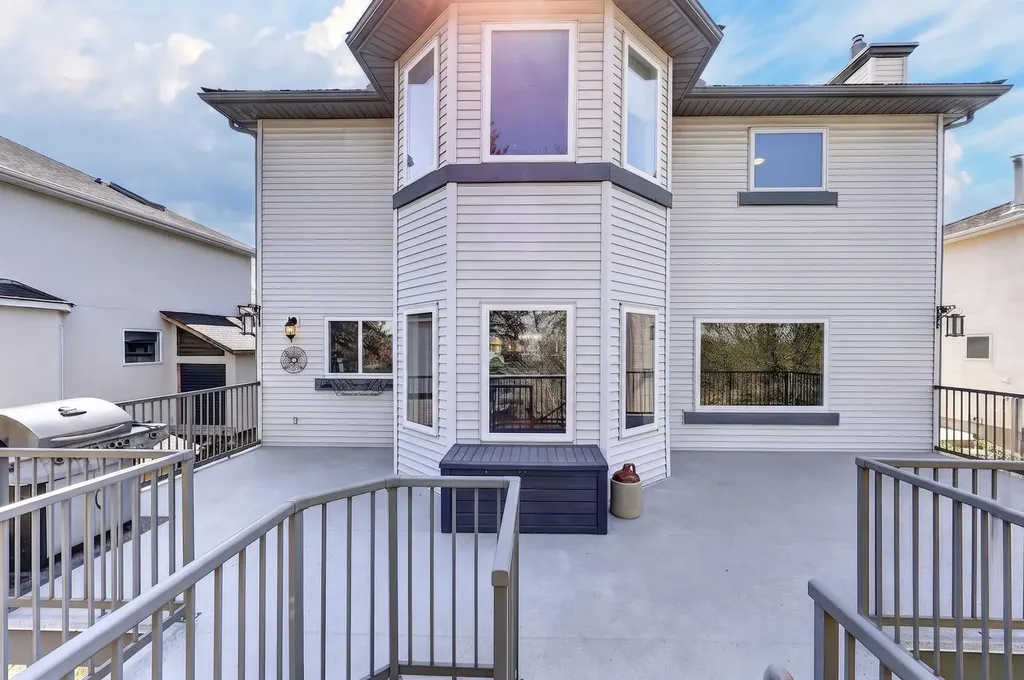 222 Diamond Drive SE Calgary AB T2J 7C8