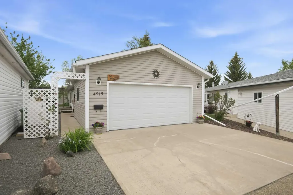 4919 Doncaster Avenue Red Deer AB T4R 2Z8