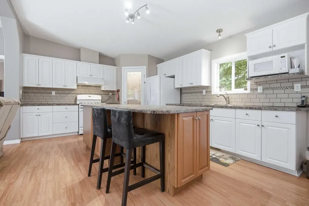 4919 Doncaster Avenue Red Deer AB T4R 2Z8