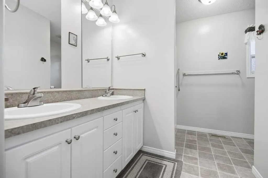 4919 Doncaster Avenue Red Deer AB T4R 2Z8