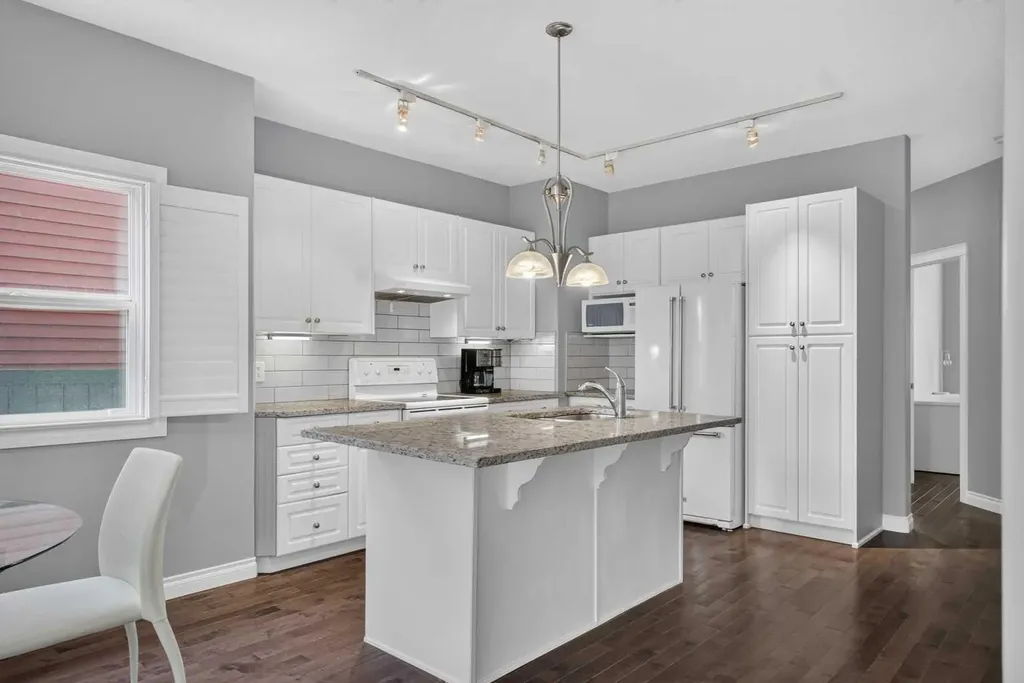 631 51 Avenue SW Calgary AB T2V 0A6