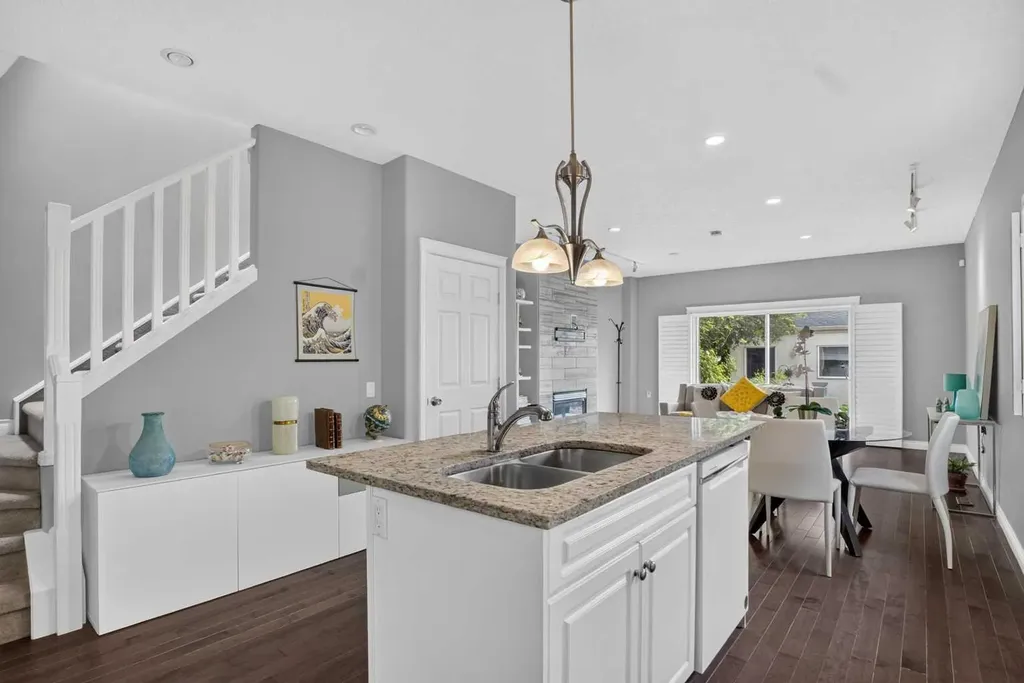631 51 Avenue SW Calgary AB T2V 0A6