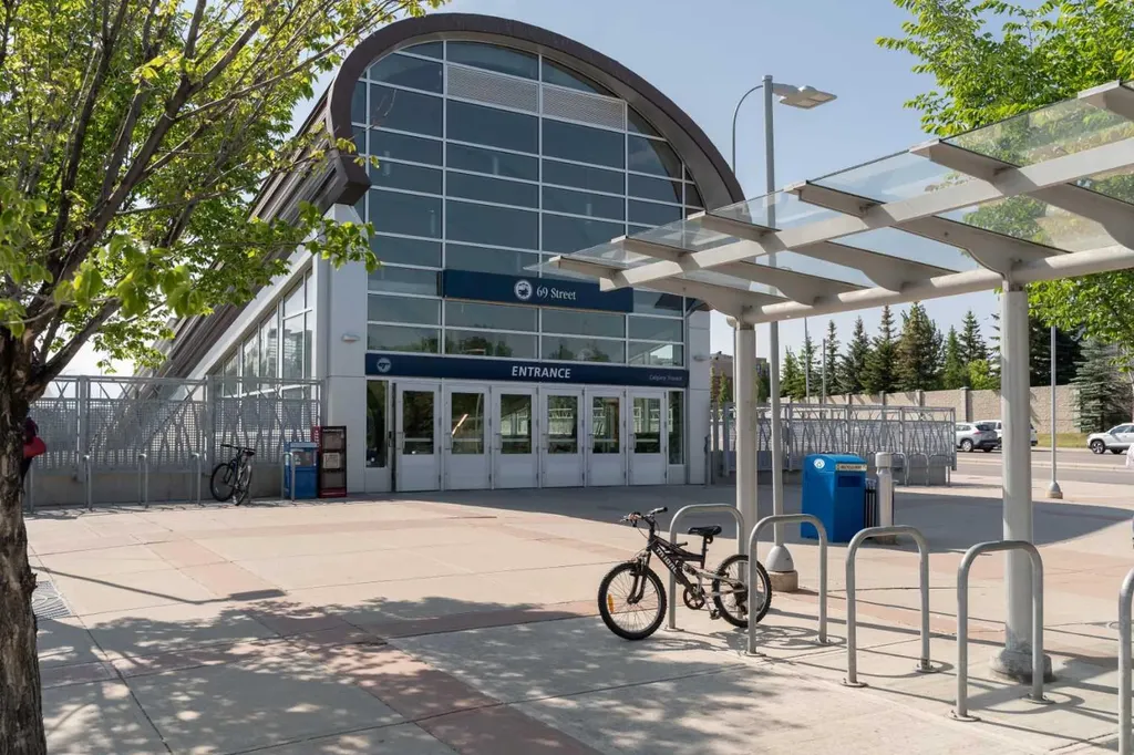 8000 Wentworth Drive SW Calgary AB T3H 5K8