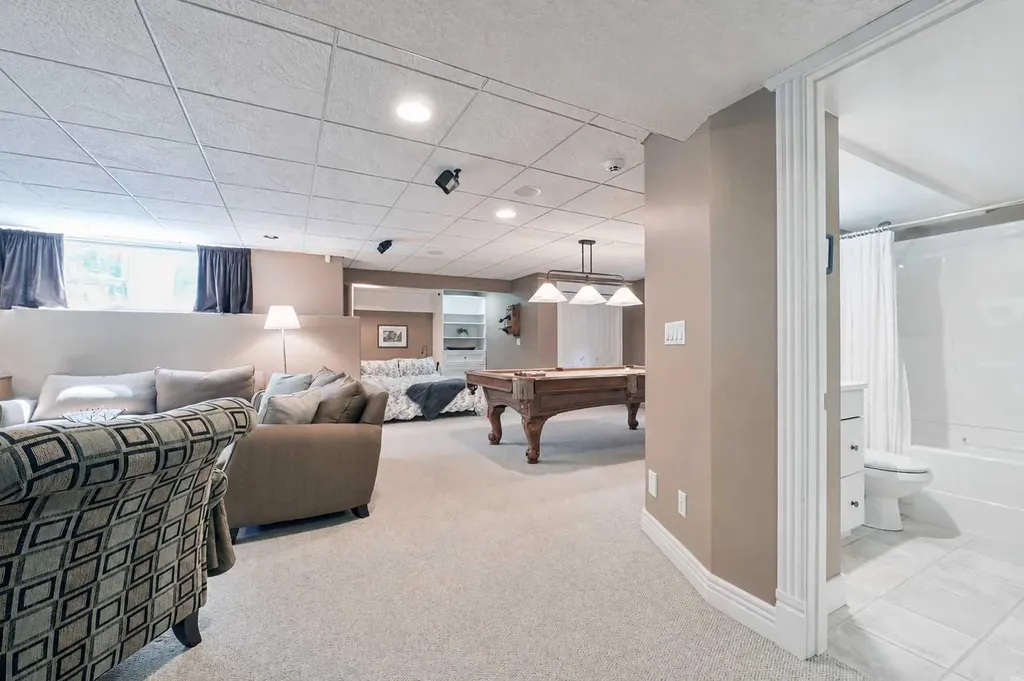 136 Strathlea Place SW Calgary AB T3H 4T6