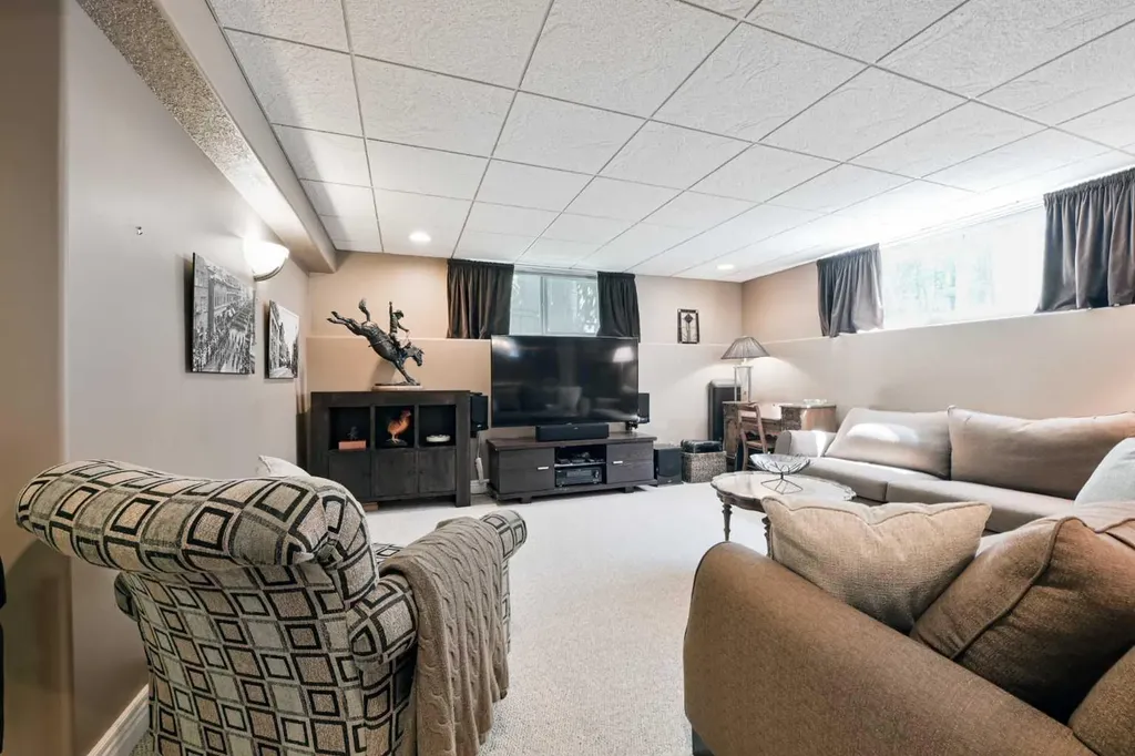136 Strathlea Place SW Calgary AB T3H 4T6