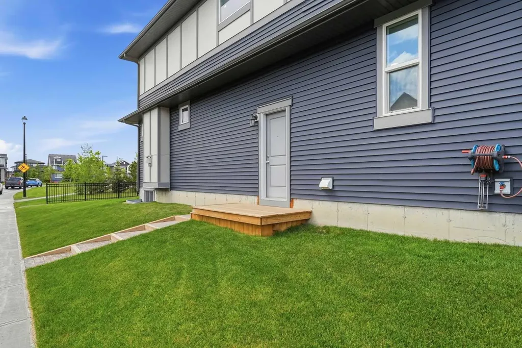 15 Lawrence Green SE Airdrie AB T4A 3M9
