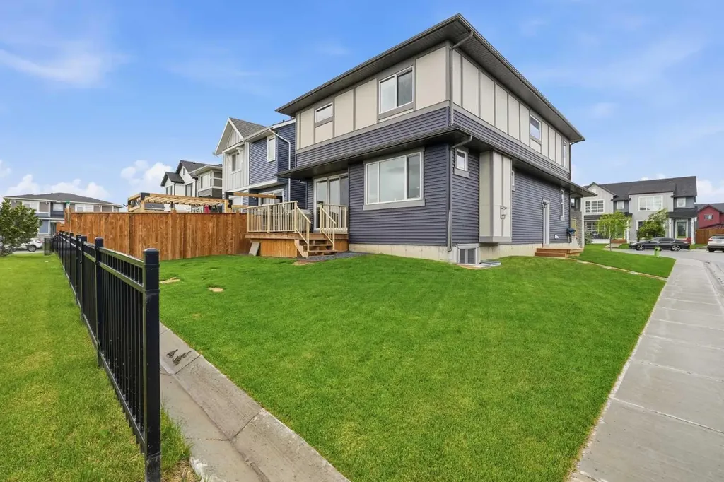 15 Lawrence Green SE Airdrie AB T4A 3M9