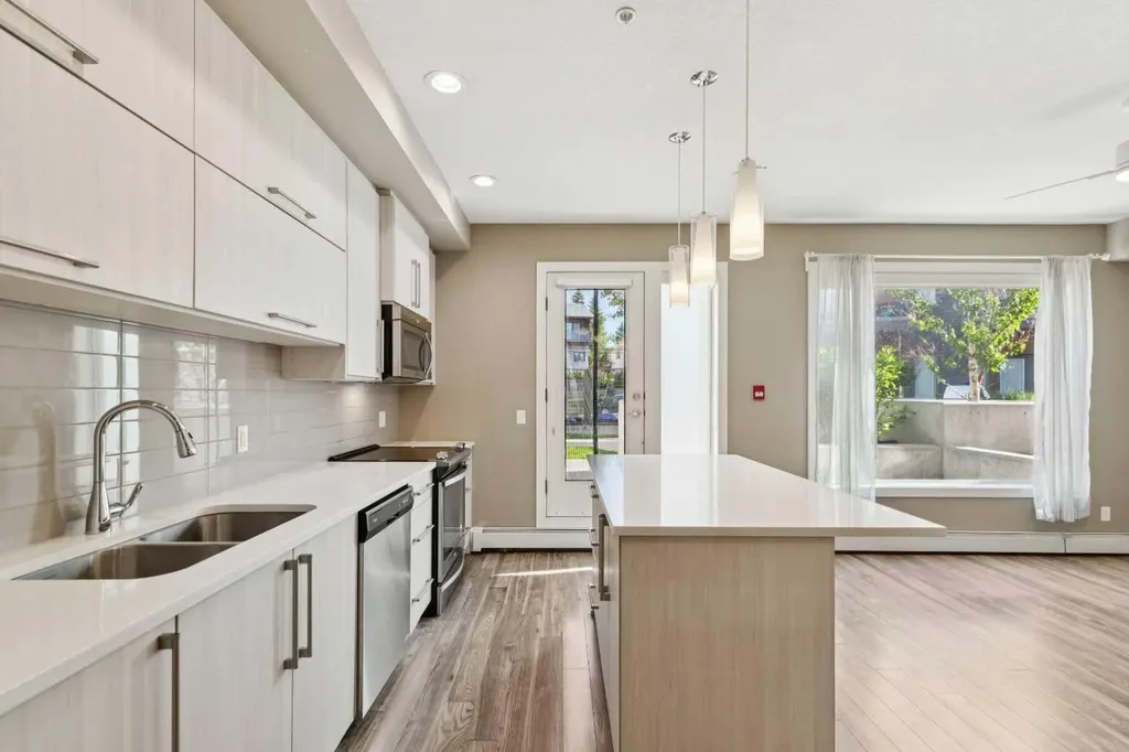 93 34 Avenue SW Calgary AB T2S 3A2