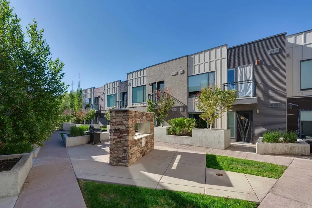 93 34 Avenue SW Calgary AB T2S 3A2