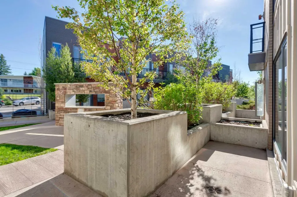 93 34 Avenue SW Calgary AB T2S 3A2