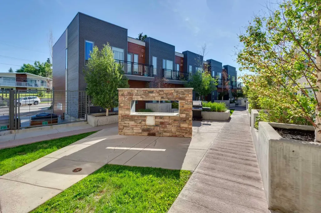93 34 Avenue SW Calgary AB T2S 3A2