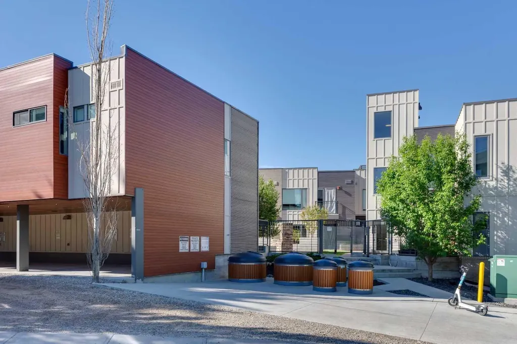 93 34 Avenue SW Calgary AB T2S 3A2
