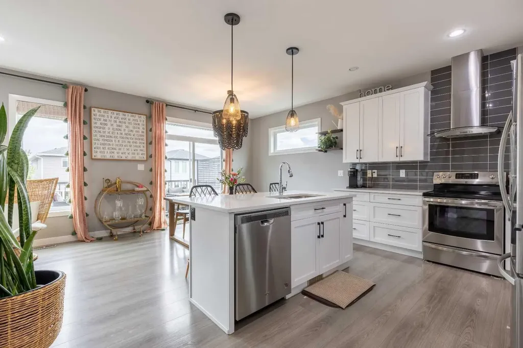 575 Moonlight Lane W Lethbridge AB T1J 5M1