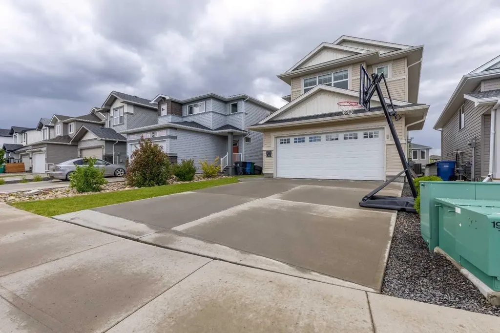 575 Moonlight Lane W Lethbridge AB T1J 5M1