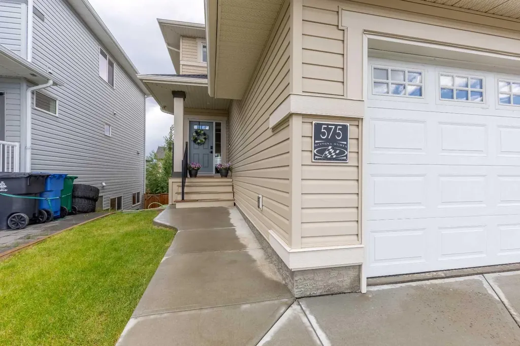 575 Moonlight Lane W Lethbridge AB T1J 5M1