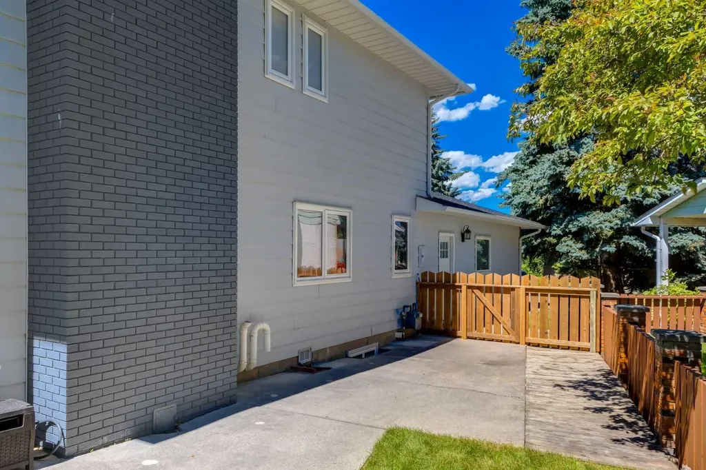 416 Oakhill Place SW Calgary AB T2V 3X6