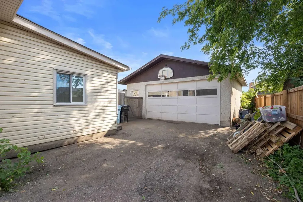 105 Hill Drive Fort Mcmurray AB T9H 2B4