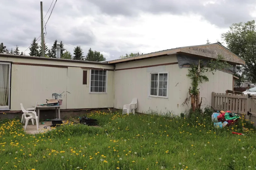 810 56 Street Edson AB T7E 1P4
