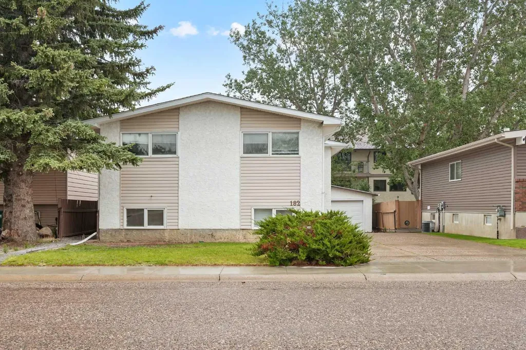 182 Oxford Road W Lethbridge AB T1K 4V4