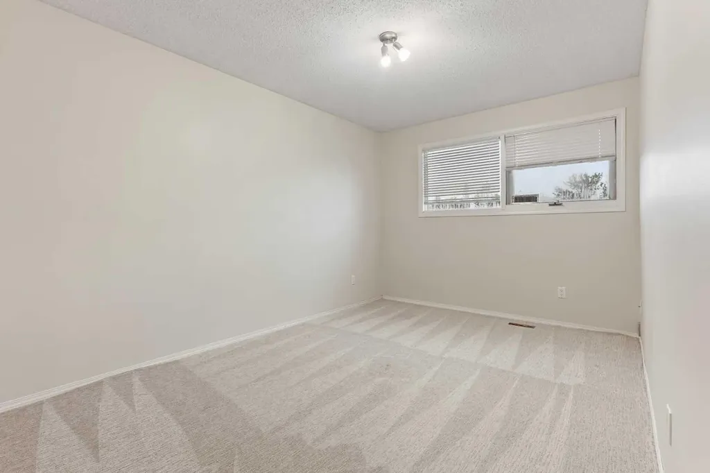 182 Oxford Road W Lethbridge AB T1K 4V4