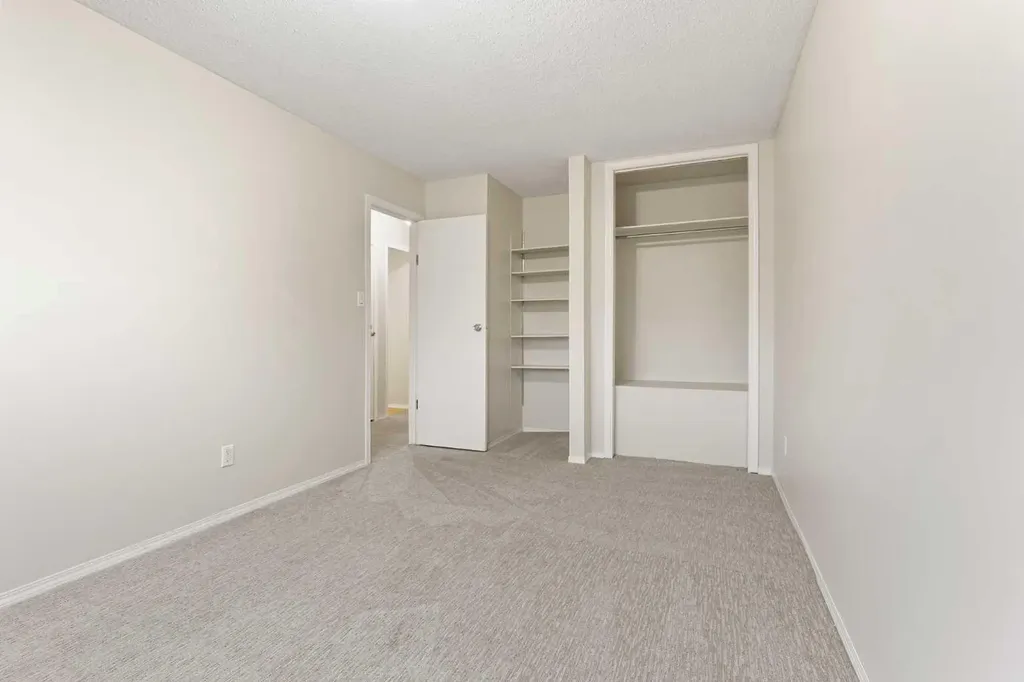 182 Oxford Road W Lethbridge AB T1K 4V4